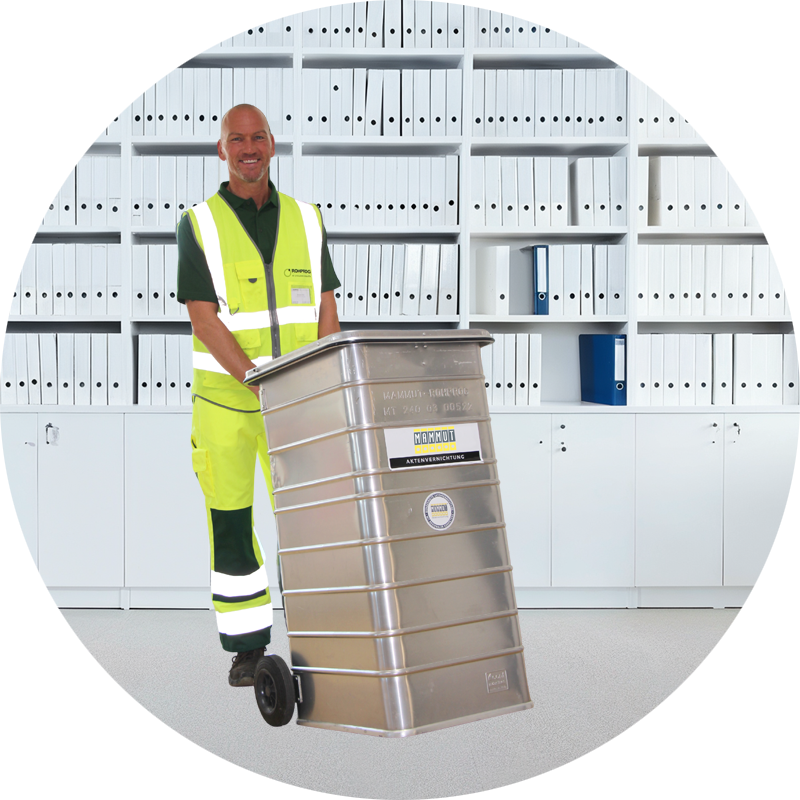 Mitarbeiter holt Akten zur Vernichtung ab